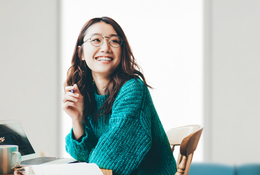 AtombaseのMISSIONを象徴する笑顔の社員。人と技術のつながりから新たな価値を生み出す姿勢を表しています。
                