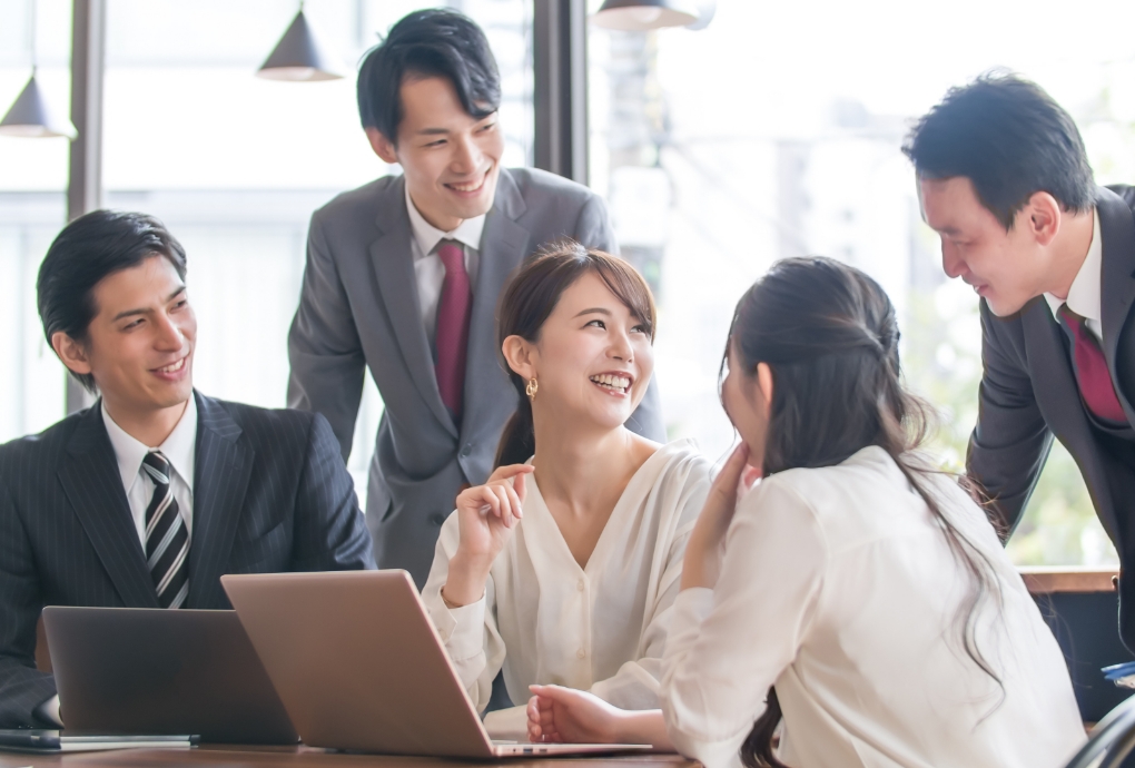 AtombaseのVALUEを象徴するチームミーティング。仲間と協力しながら成果を高め合う企業文化を表現。
                